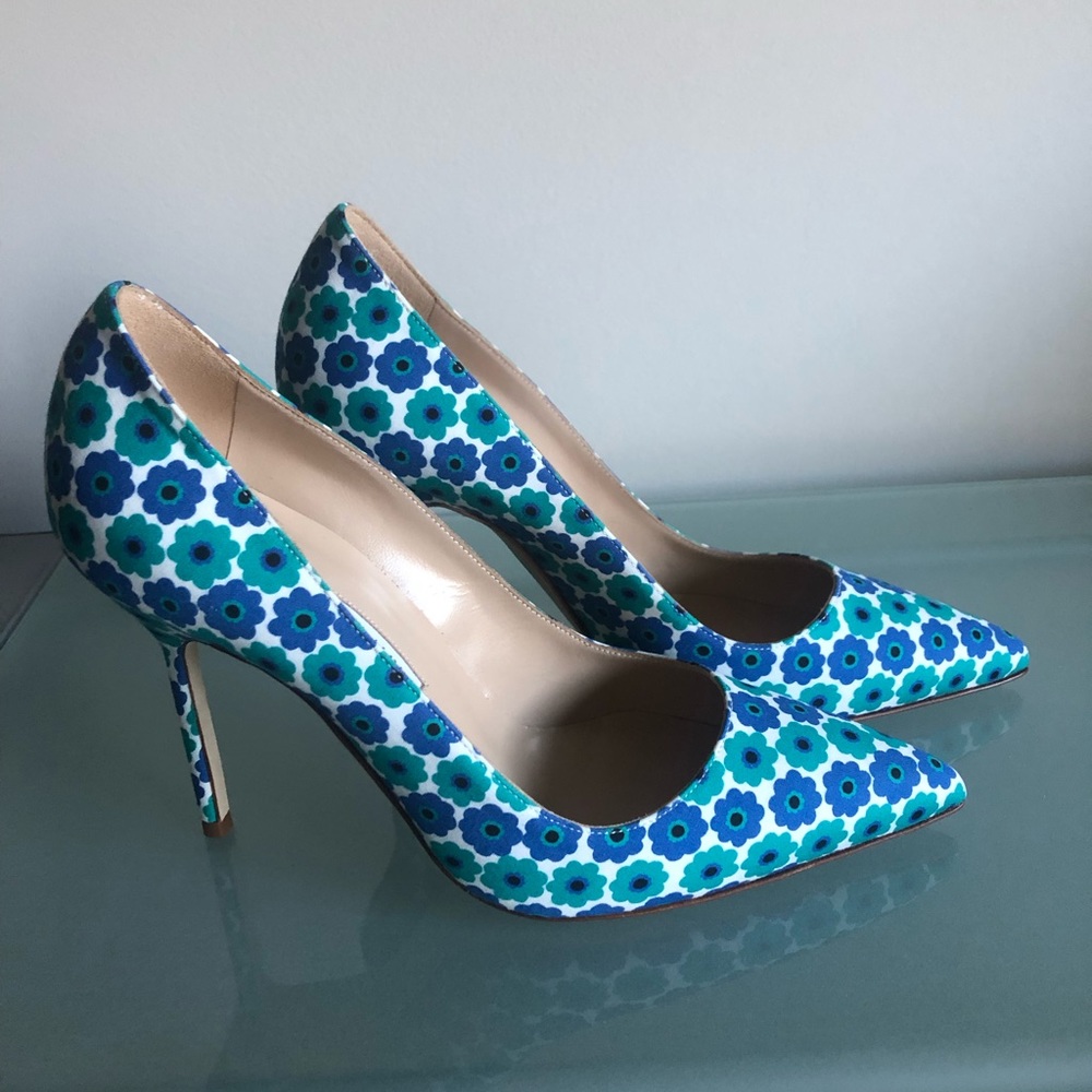 Manolo Blahnik bb pump in blue multi.
105mm. Size 36